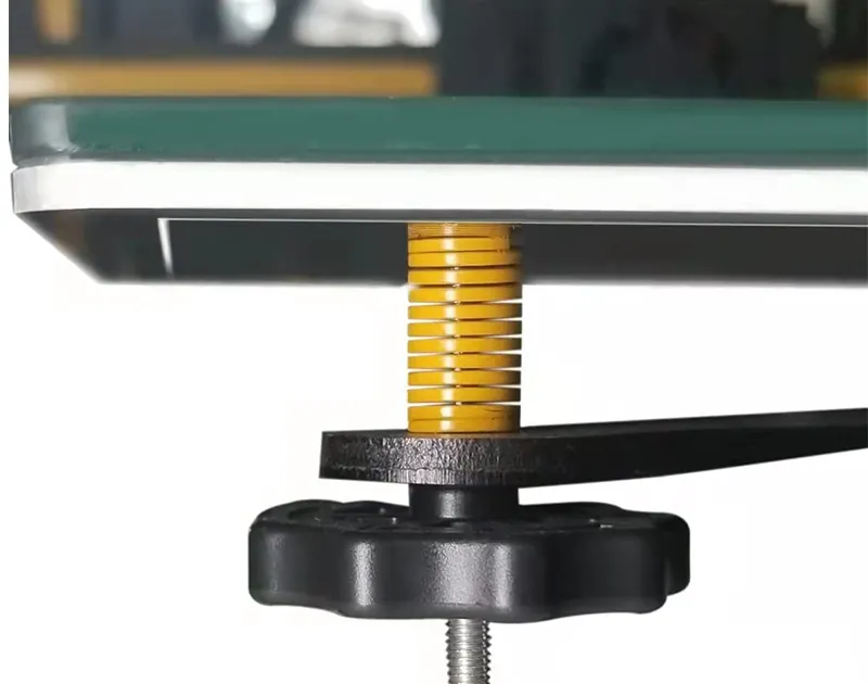 A set of yellow JIS die springs successfully installed on the four corners of a 3D printer's hotbed, illustrating the stable compression.